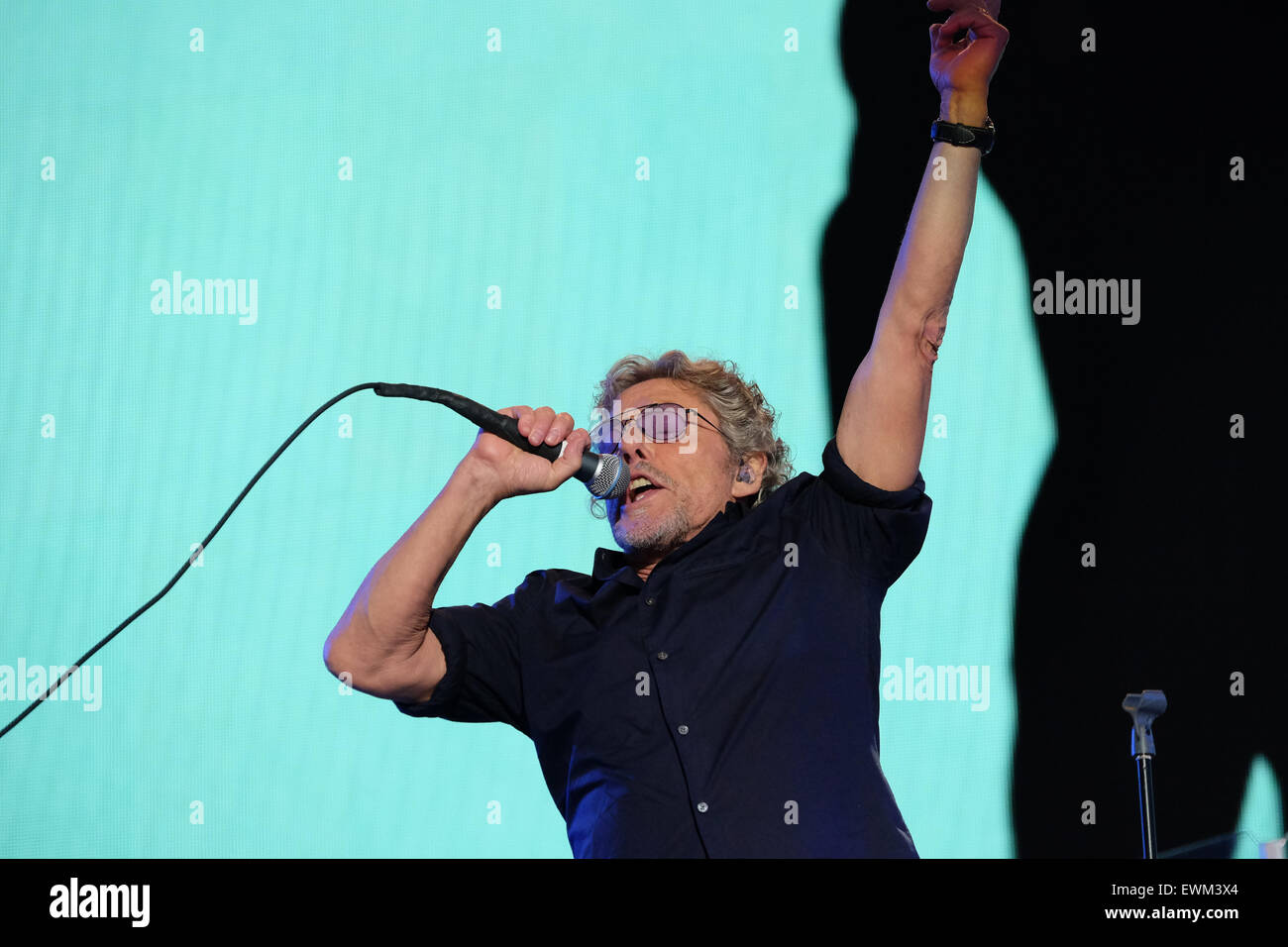 Festival di Glastonbury, Somerset, Regno Unito. Il 28 giugno 2015. Il titolo che sulla fase della piramide. Roger Daltrey del Chi performing live sulla fase della piramide come la banda stretta 2015 Festival di Glastonbury di domenica notte. Credito: Tom Corban/Alamy Live News Foto Stock