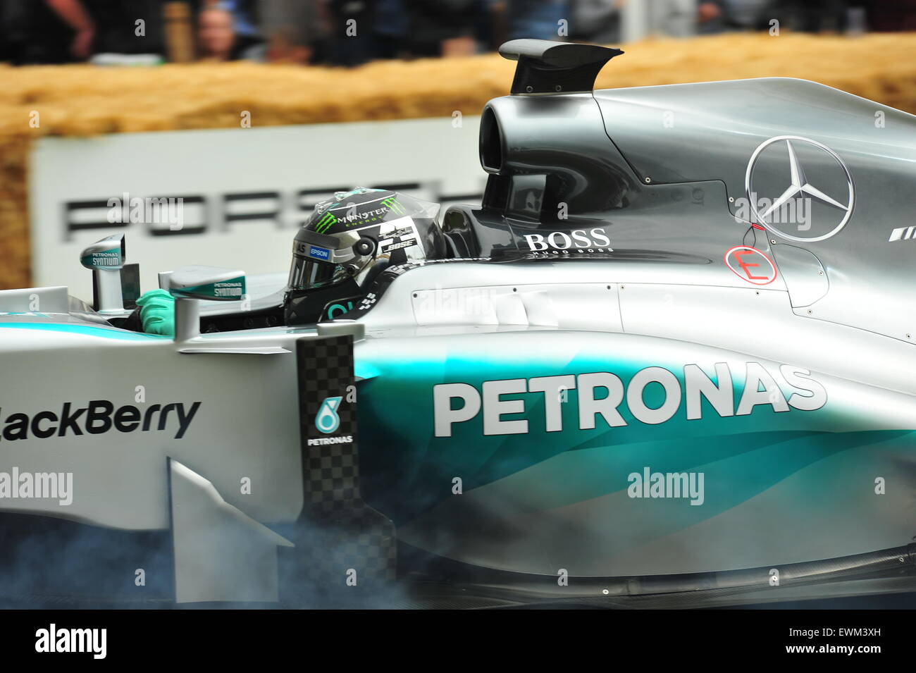 Nico Rosberg pilota un 2013 Mercedes MGP W04 F1 auto al Festival di Goodwood di velocità. Racing driver, celebrità e migliaia di membri del pubblico hanno partecipato al Festival di Goodwood di velocità per vedere il vecchio e moderno racing auto e moto in azione. Foto Stock