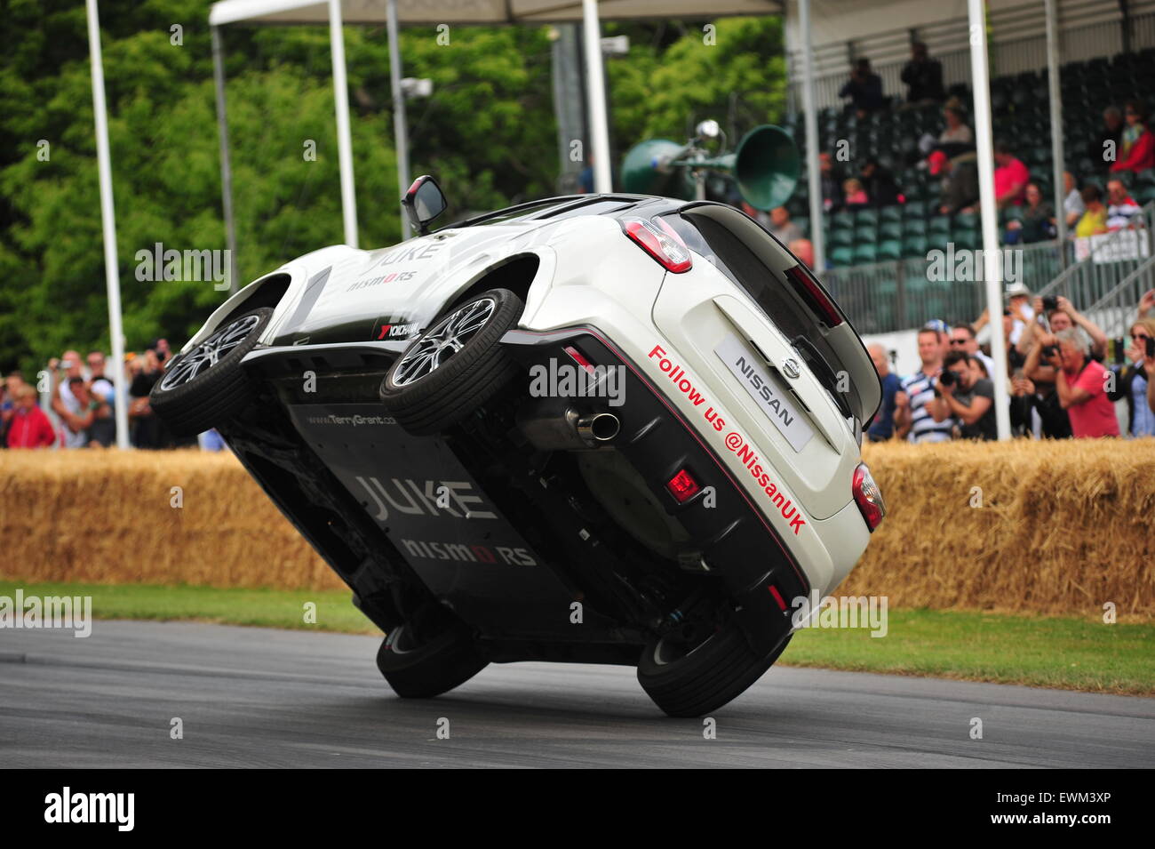 Terry Grant alla guida di una Nissan Juke Nismo RS set di record mondiale per la guida su due ruote al Festival di Goodwood di velocità. Racing driver, celebrità e migliaia di membri del pubblico hanno partecipato al Festival di Goodwood di velocità per vedere il vecchio e moderno racing auto e moto in azione. Foto Stock
