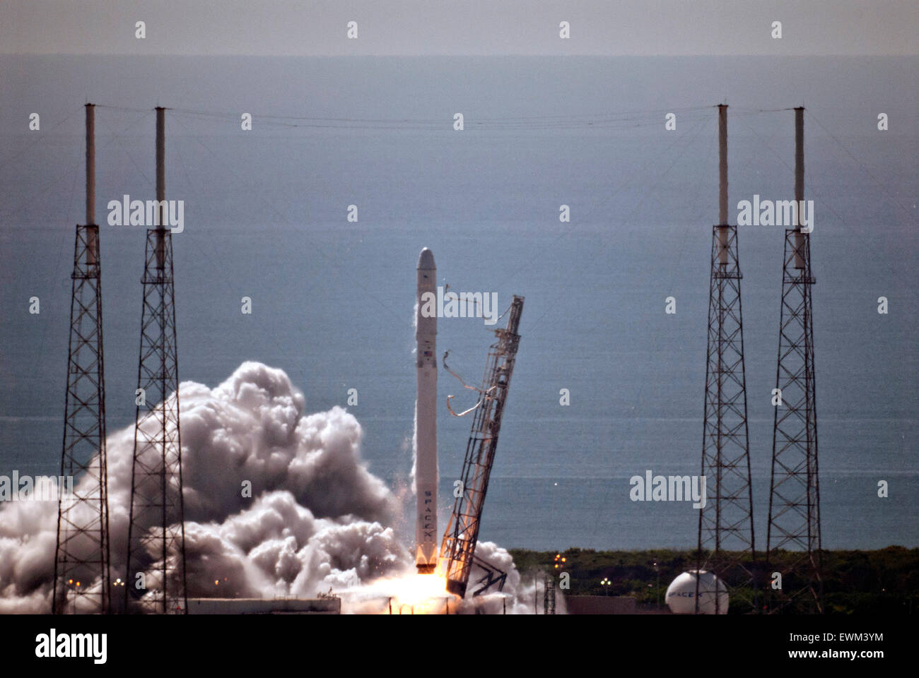 Cape Canaveral, in Florida, Stati Uniti d'America. Il 28 giugno, 2015. La SpaceX Falcon 9 razzo commerciale di blasti off che porta la capsula di Drago su una missione di rifornimento per la Stazione Spaziale Internazionale da Space Launch Complex 40 Giugno 28, 2015 a Cape Canaveral, in Florida. La navicella spaziale ha subito un guasto catastrofico e ha rotto a parte poco dopo il decollo, la terza missione cargo di fallire in otto mesi. Credito: Planetpix/Alamy Live News Foto Stock