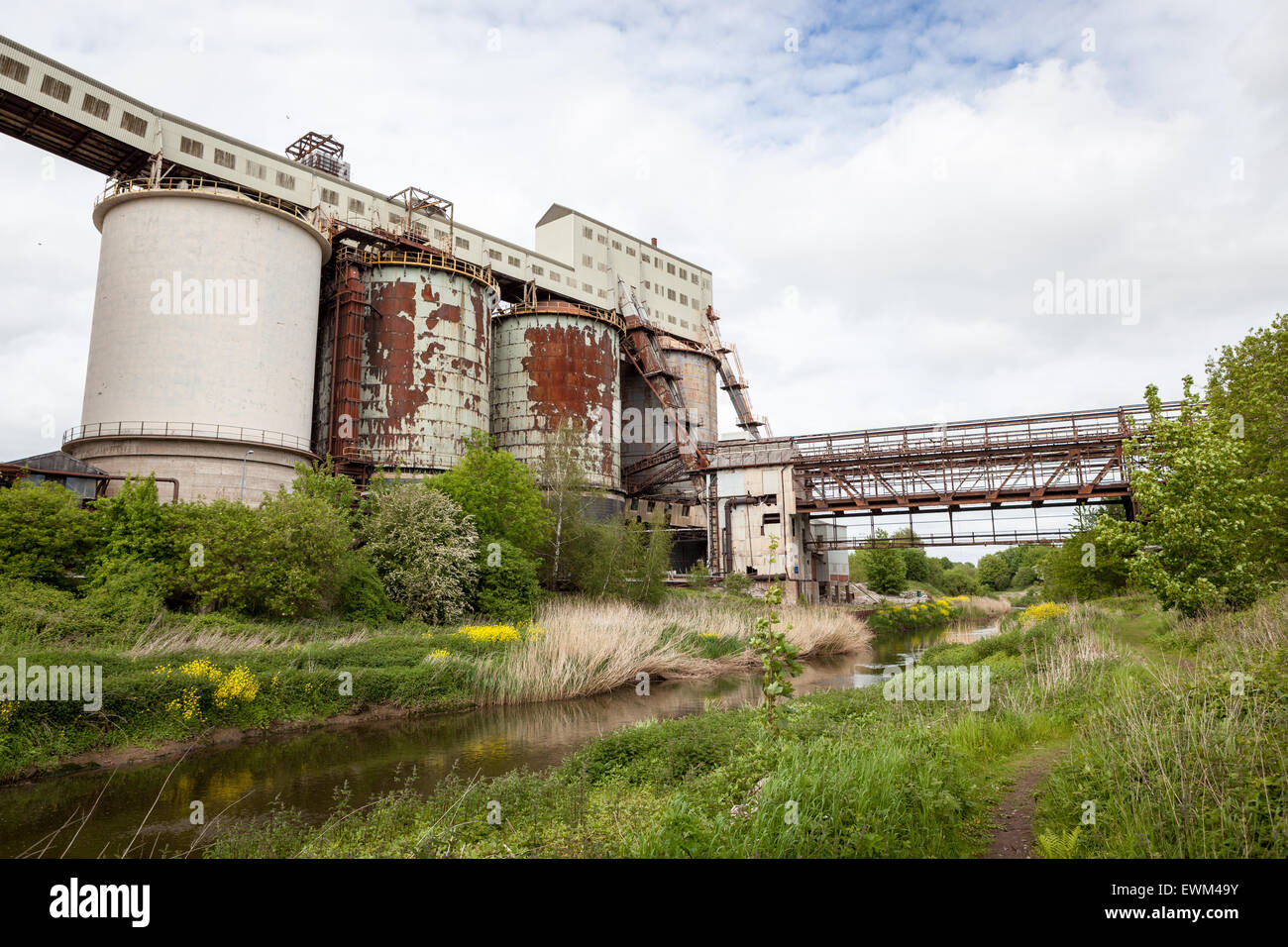 Abbandonata la fabbrica accanto al fiume Foto Stock