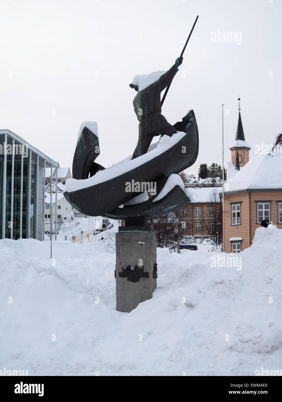 Statua di baleniera innevata in piazza Tromso Foto Stock