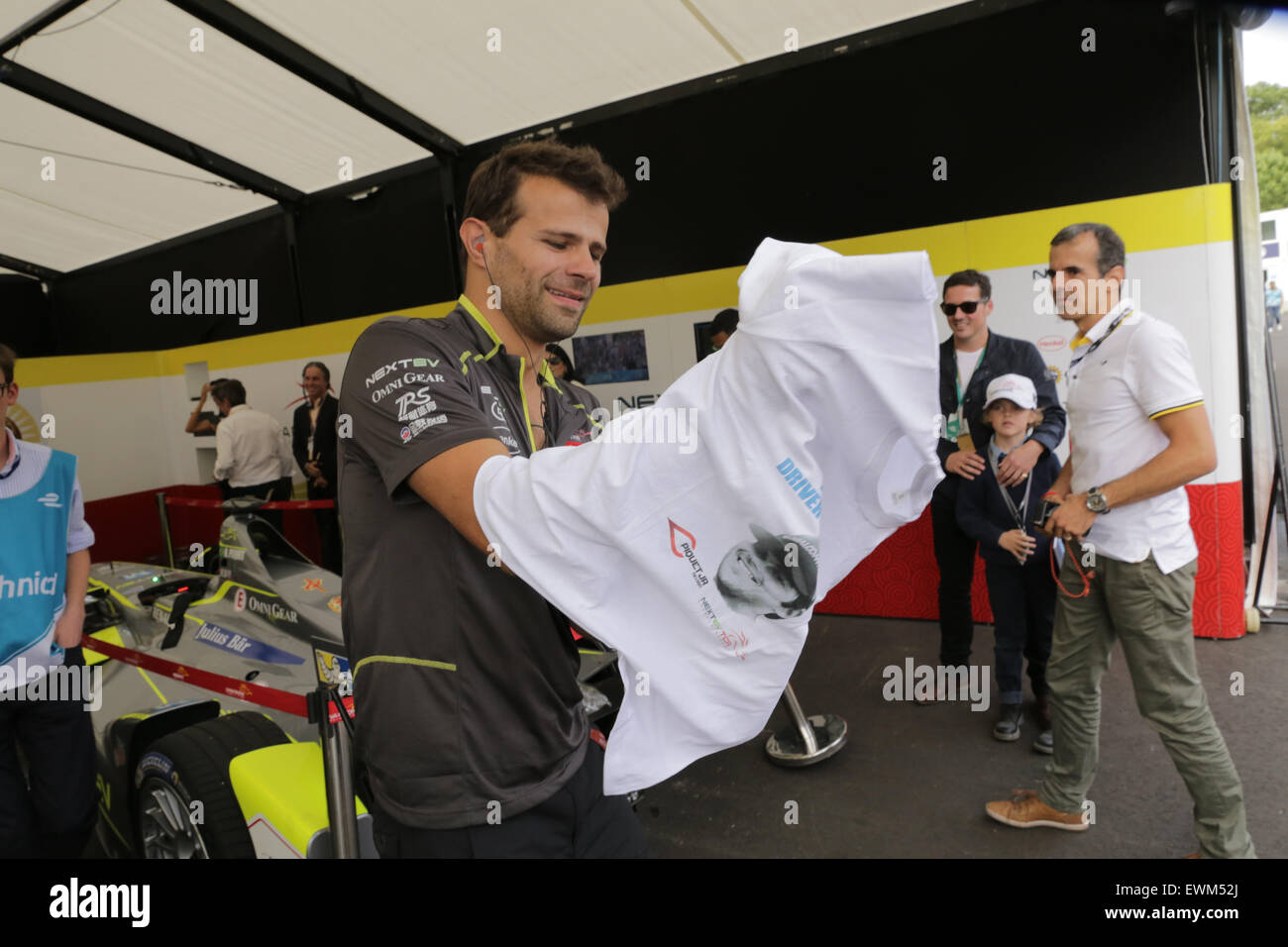 Londra, Regno Unito. Il 28 giugno, 2015. Round 11 del campionato FIA di Formula E Visa London ePrix Electric Car racing al Parco di Battersea, Londra, Regno Unito. Nella foto: un ingegneri celebrare in NEXTEV TCR garage dopo la notizia che Nelson Piquet Junior ha appena vinto il campionato del mondo di Formula E 2014/15 mettendo su un speciall realizzato t-shirt Credito: David Stock/Alamy Live News Foto Stock