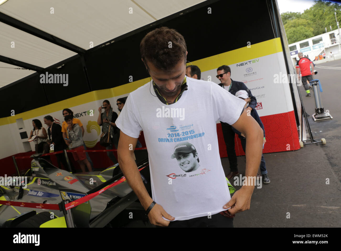 Londra, Regno Unito. Il 28 giugno, 2015. Round 11 del campionato FIA di Formula E Visa London ePrix Electric Car racing al Parco di Battersea, Londra, Regno Unito. Nella foto: un ingegneri celebrare in NEXTEV TCR garage dopo la notizia che Nelson Piquet Junior ha appena vinto il campionato del mondo di Formula E 2014/15 mettendo su un speciall realizzato t-shirt Credito: David Stock/Alamy Live News Foto Stock