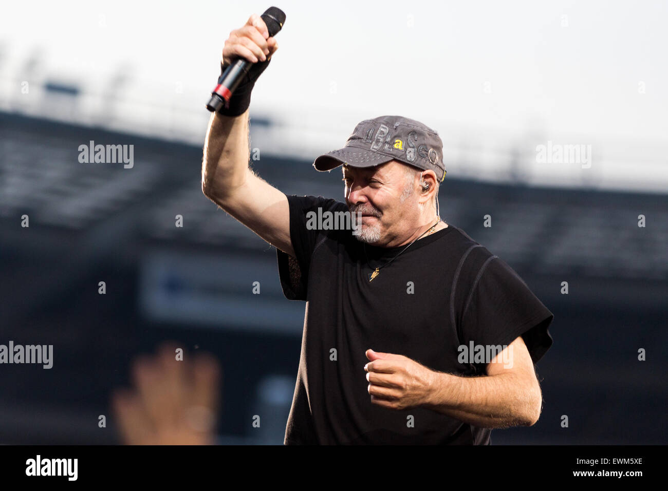 Torino, Italia. Il 28 giugno, 2015. Vasco Rossi, molto famoso cantante italiano, 63 anni, esegue presso lo Stadio Olimpico di Torino durante il suo ultimo tour chiamato 'Live Kom "015" che presenta il suo ultimo album 'Sono Innocente" (Io sono innocente). © Andrea Gattino/Pacific Press/Alamy Live News Foto Stock