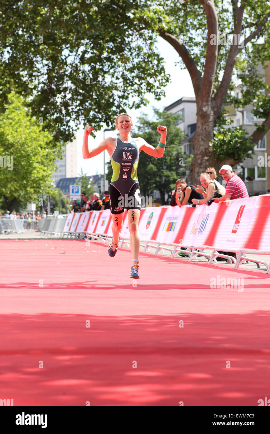 28.06.2015. D&#xfc;sseldorf, Germania. T3 Triathlon D&#xfc;sseldorf. Womens U23 Elite gara. Laura Lindermann attraversa la linea come vincere womens atleta Foto Stock