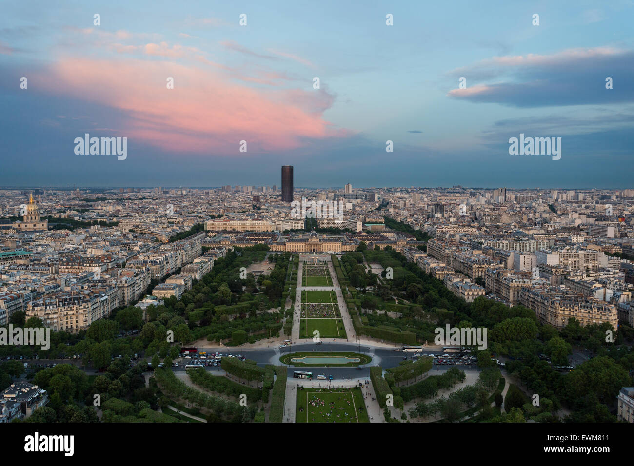 Una vista di Champ de Mars e dalla Torre Eiffel a Parigi. Foto Stock