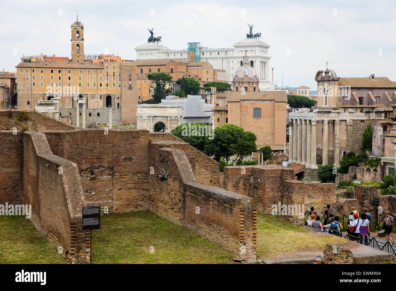 Camere presso l'intersezione del clivus Palatinus e la Nova Via nel Foro Romano quartiere di Roma. Foto Stock