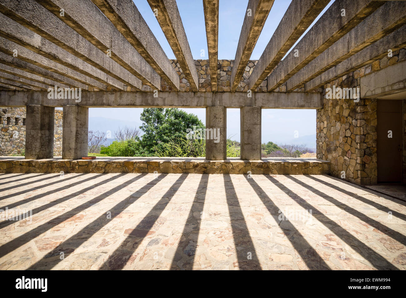 Ombre e fasci convergenti verso la finestra immagine Foto Stock