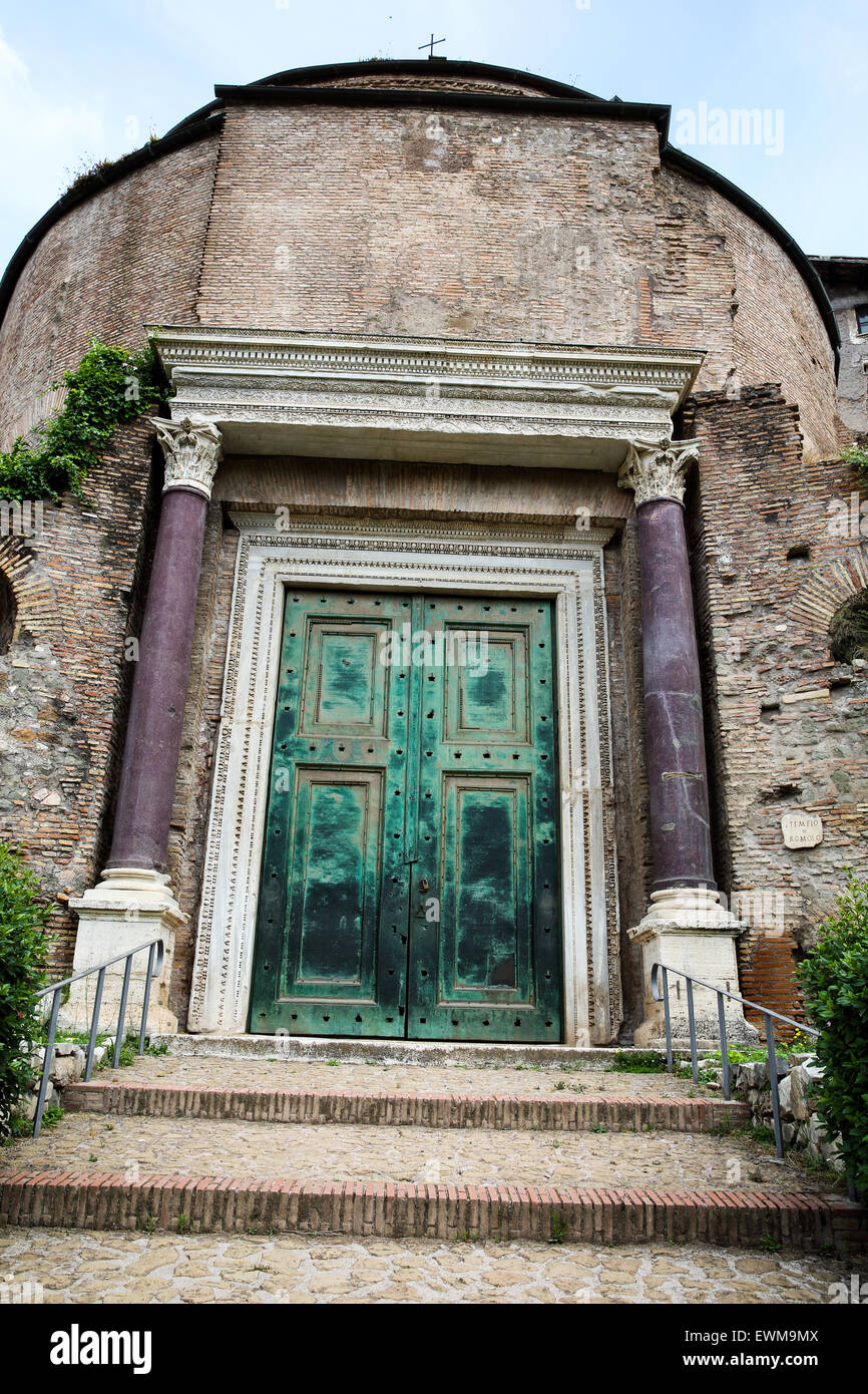 Il cosiddetto Tempio di Romolo in piedi nel quartiere Forum di Roma. Foto Stock