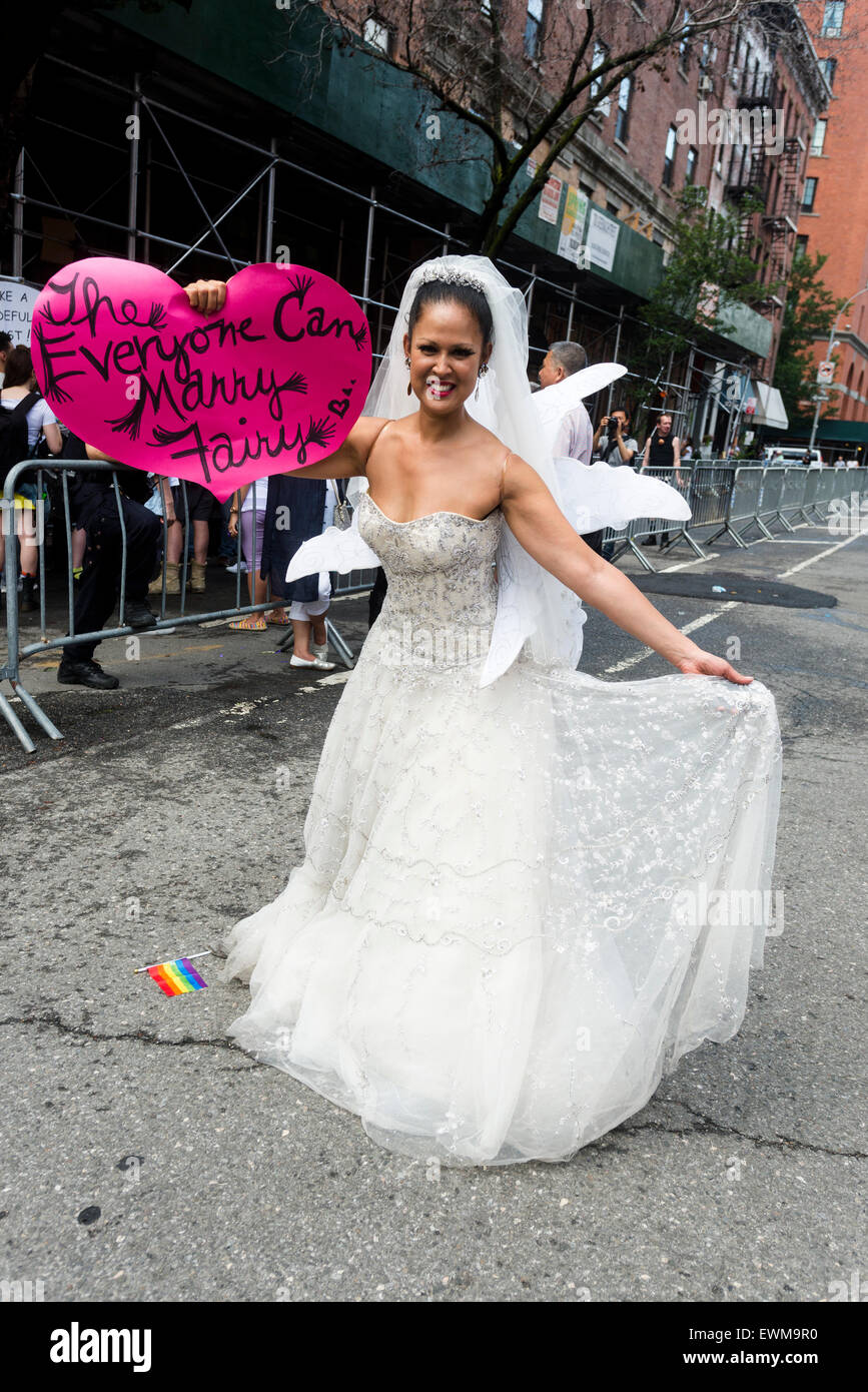 New York, Stati Uniti d'America. Il 28 giugno, 2015. Gay Pride Parade nel West Village - Matrimonio fata per matrimonio uguaglianza indossando un bianco abito da sposa Credito: Stacy Rosenstock Walsh/Alamy Live News Foto Stock