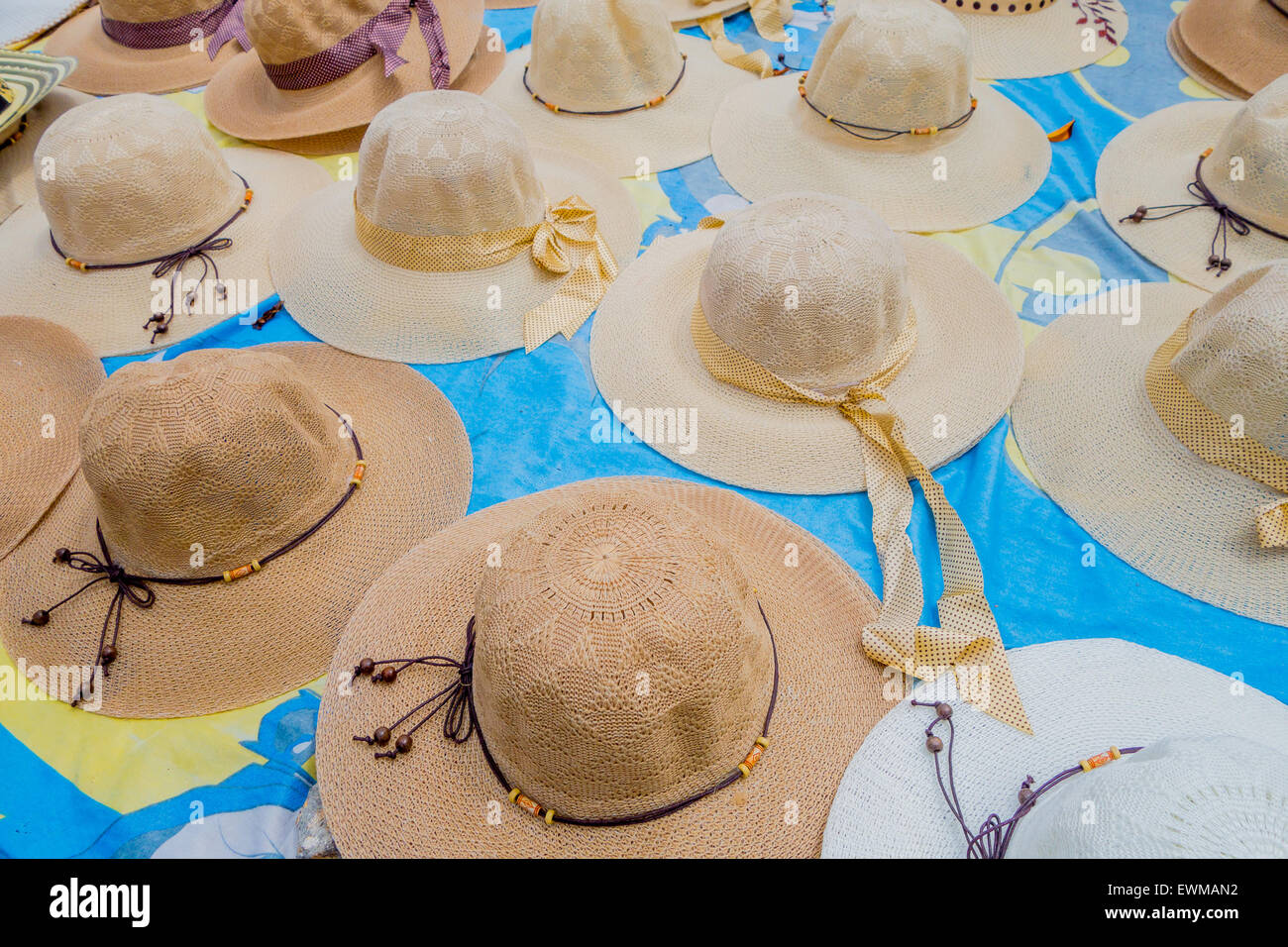 Colombiano tradizionale paglia colorata estate spiaggia donna cappelli da  venditori ambulanti in Colombia è più importante celebrazione del folklore,  il carnevale di Barranquilla, Colombia Foto stock - Alamy