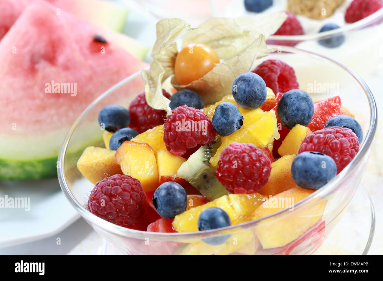 Concetto di dieta insalata con frutta e verdura Foto Stock