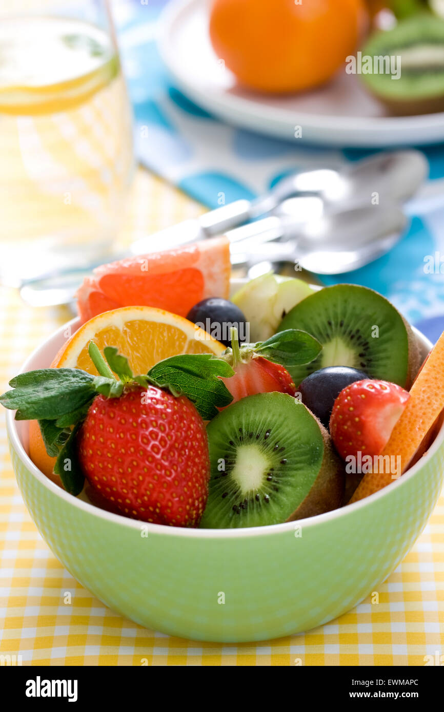 Concetto di dieta insalata con frutta e verdura Foto Stock