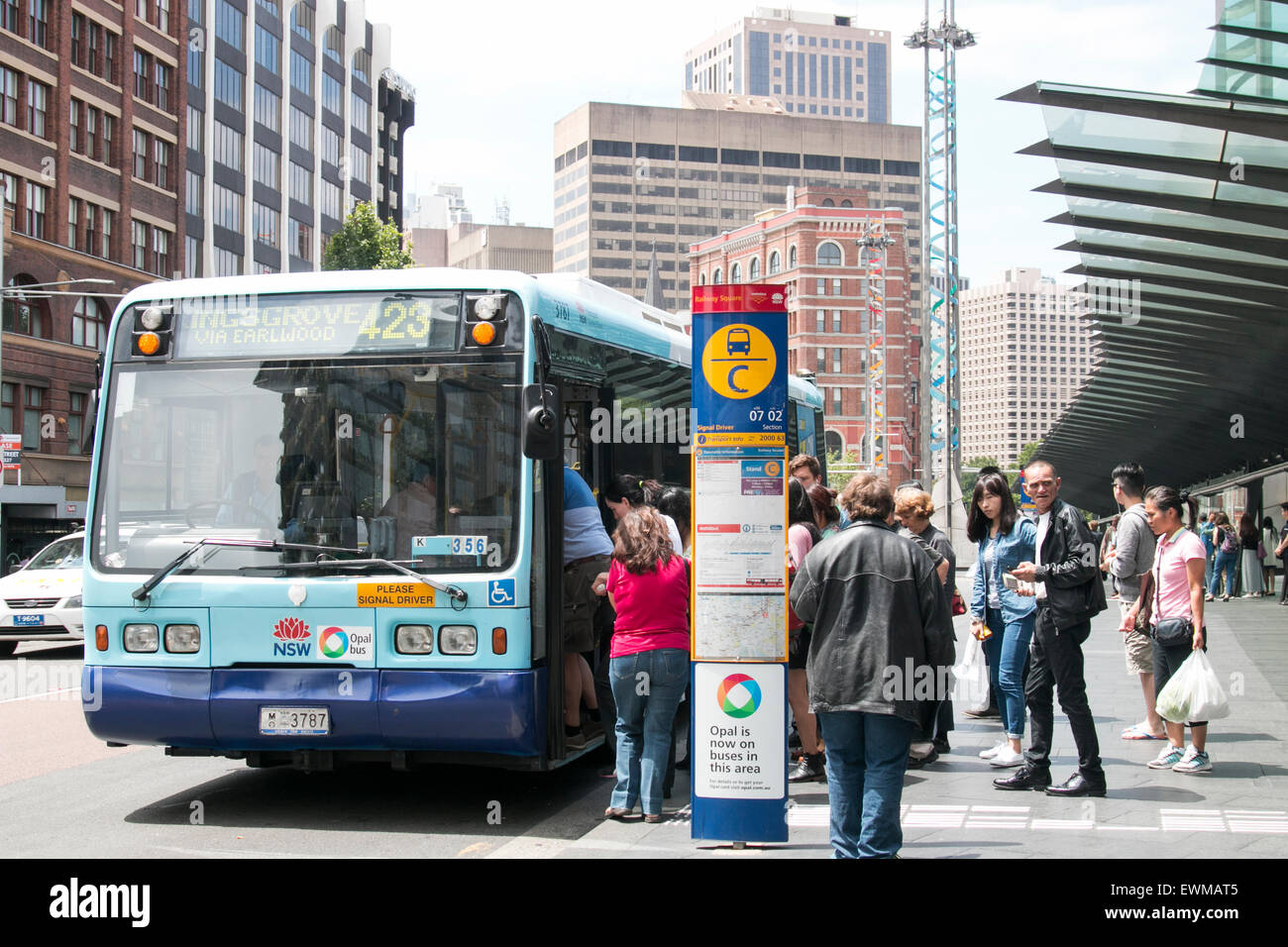 Sydney autobus alla fermata vicino alla stazione ferroviaria centrale,Chippendale,Sydney , Australia Foto Stock