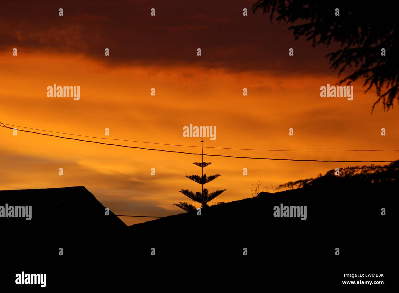 Burbank, in California, Stati Uniti d'America. Il 28 giugno, 2015. Sunset over Burbank CA USA Credito: Chester marrone/Alamy Live News Foto Stock