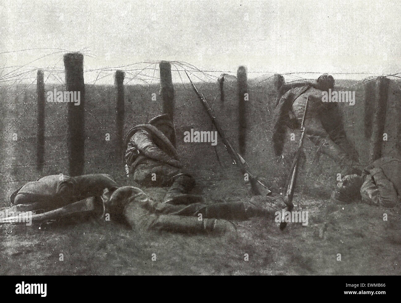 Soldati russi morti dopo storming difese tedesco durante la Prima Guerra Mondiale, circa 1917 Foto Stock