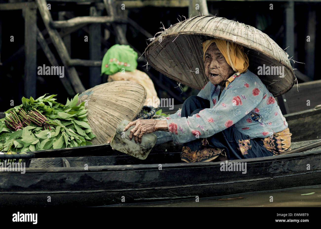 Lok Baintan, aprile 2012. Quasi tutti gli operatori economici di lok baintan mercato galleggiante sono donne. Questa vecchia donna è uno di loro. Foto Stock