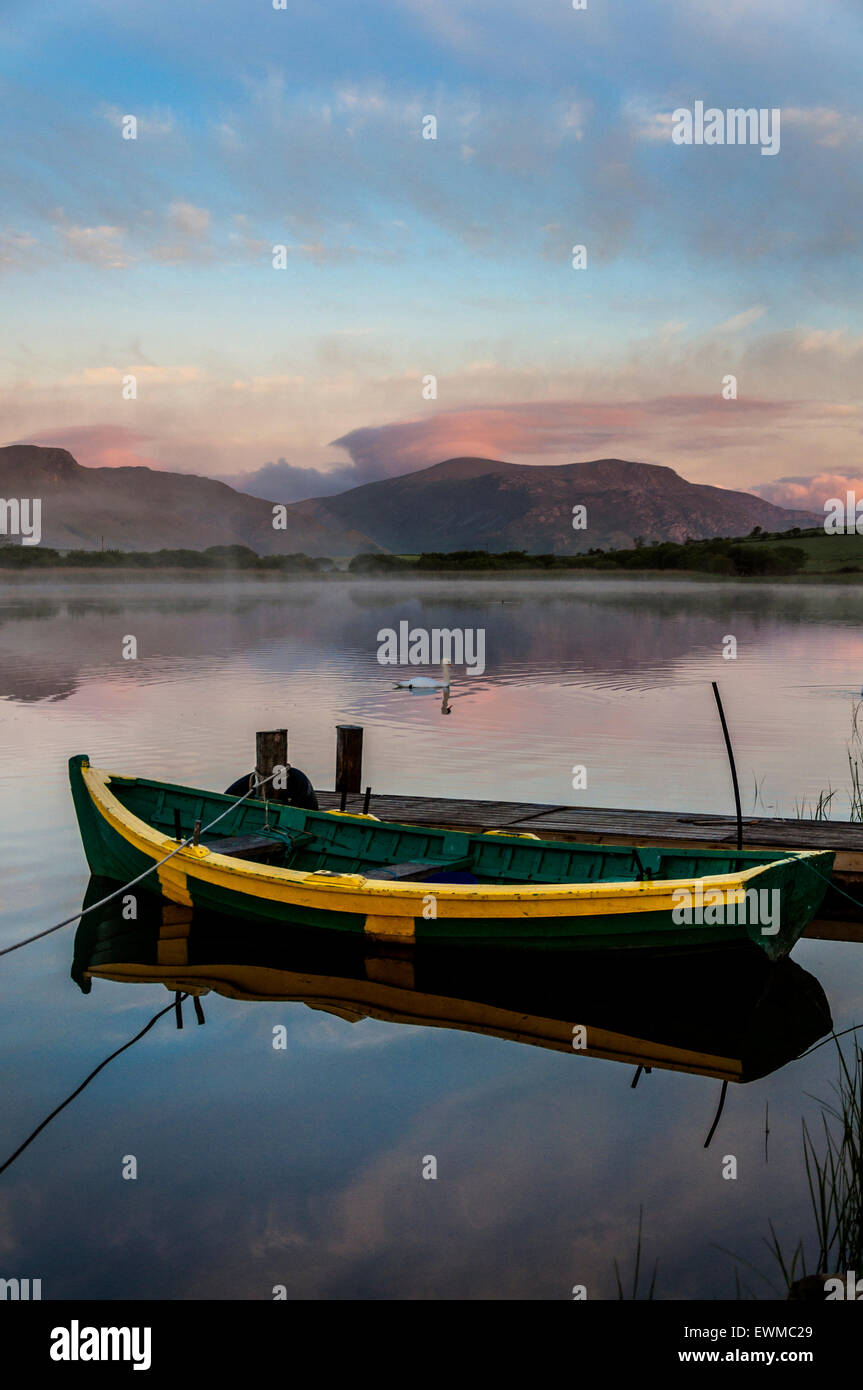 Alba sul lago Shanaghan, Ardara, County Donegal, Irlanda Foto Stock