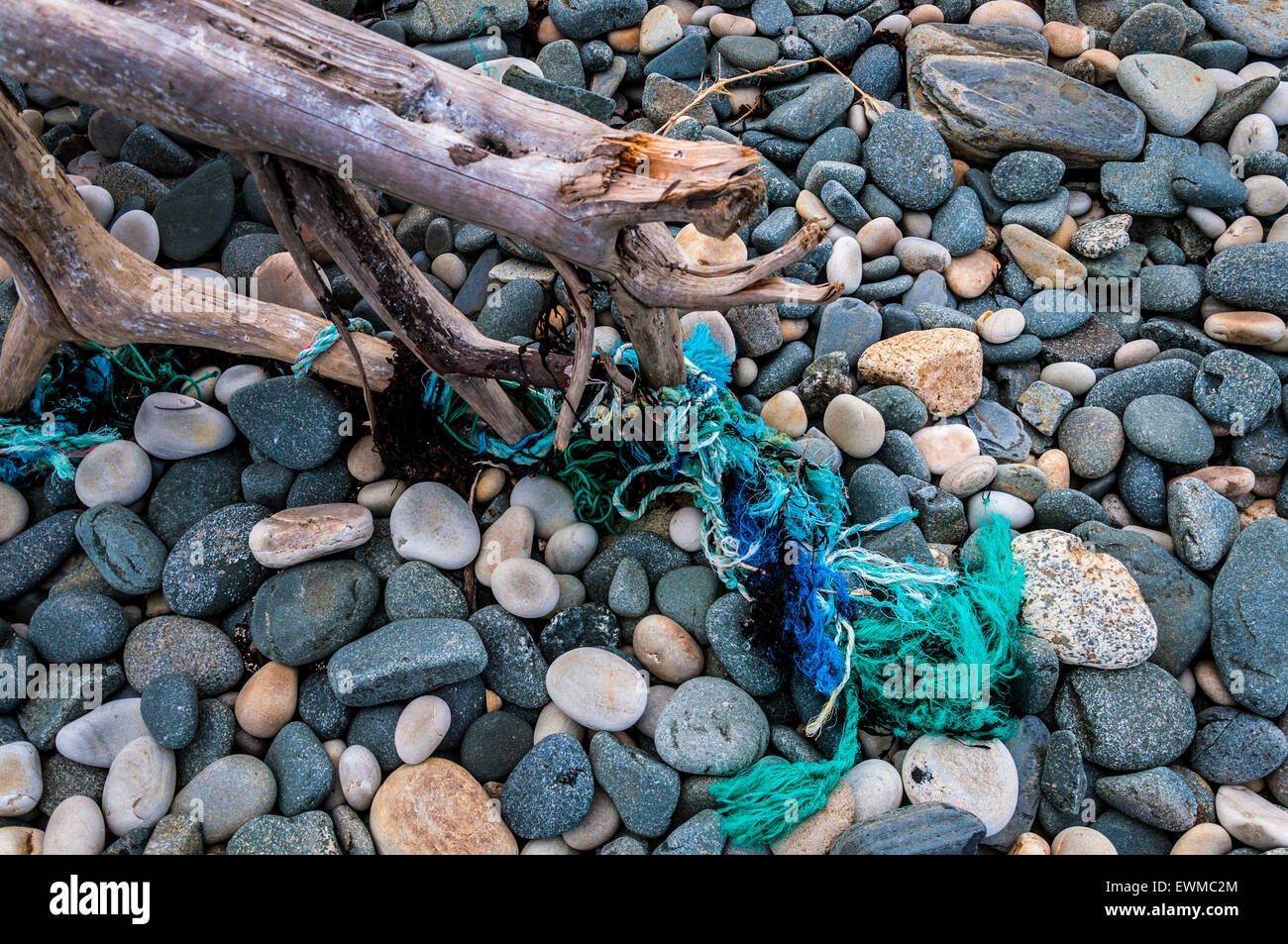 Ciottoli e detriti di corda su una spiaggia in Donegal, Irlanda Foto Stock