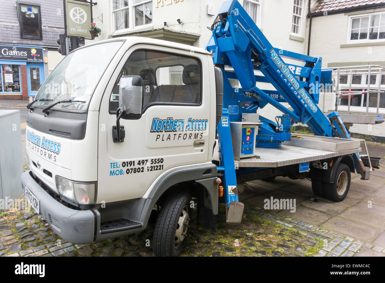 Un piccolo camion montato piattaforma di accesso per la costruzione di ispezione e riparazione Foto Stock