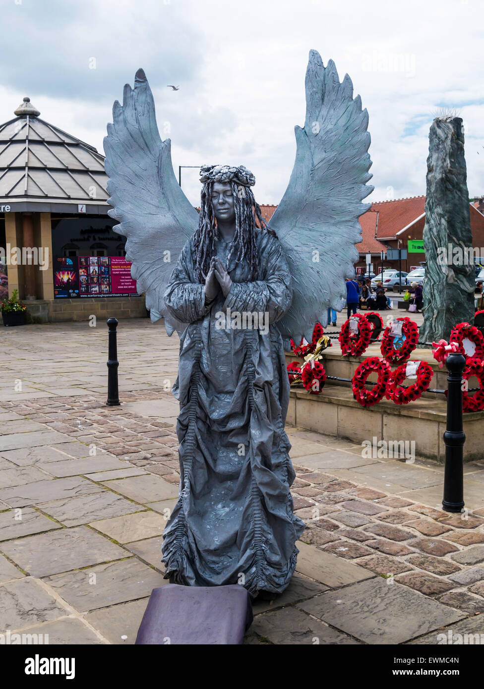 Una donna che si presentano come un molto elaborata statua vivente di un angelo a Whitby North Yorkshire England Regno Unito Foto Stock
