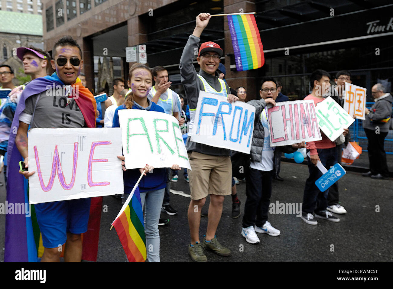 Toronto, Cacnada. Il 28 giugno 2015. Rappresentanti forma brunito, un cinese fatta gay app sociale, partecipa annuale di orgoglio parata di Toronto per promuovere l'app. Credito: EXImages/Alamy Live News Foto Stock