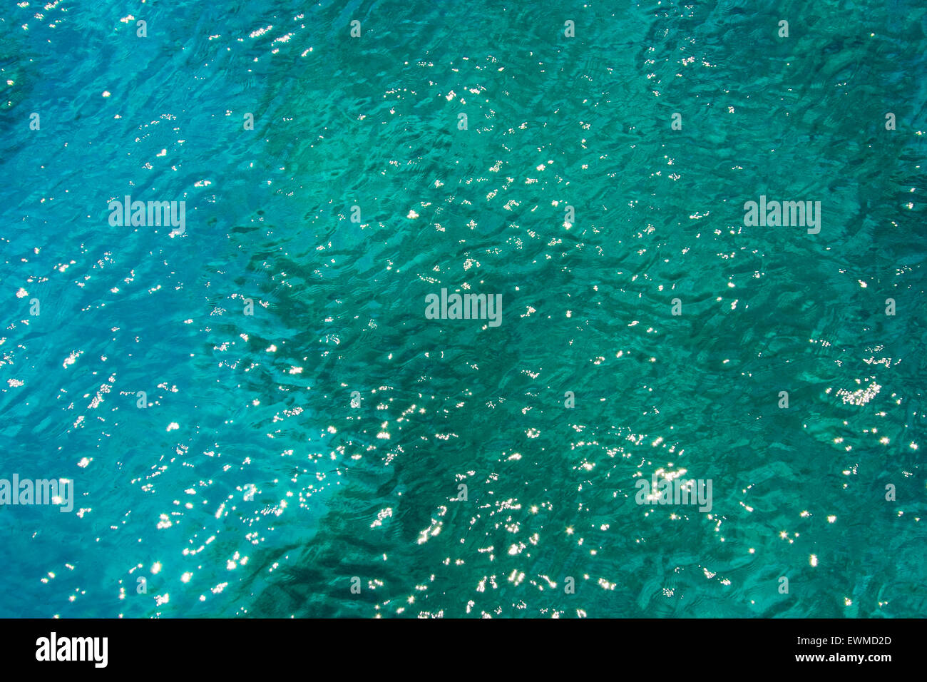 Dettaglio della laguna blu a Malta, che mostra la ricchezza di colori e la limpidezza dell'acqua, facendo per un impressionante consistenza. Foto Stock