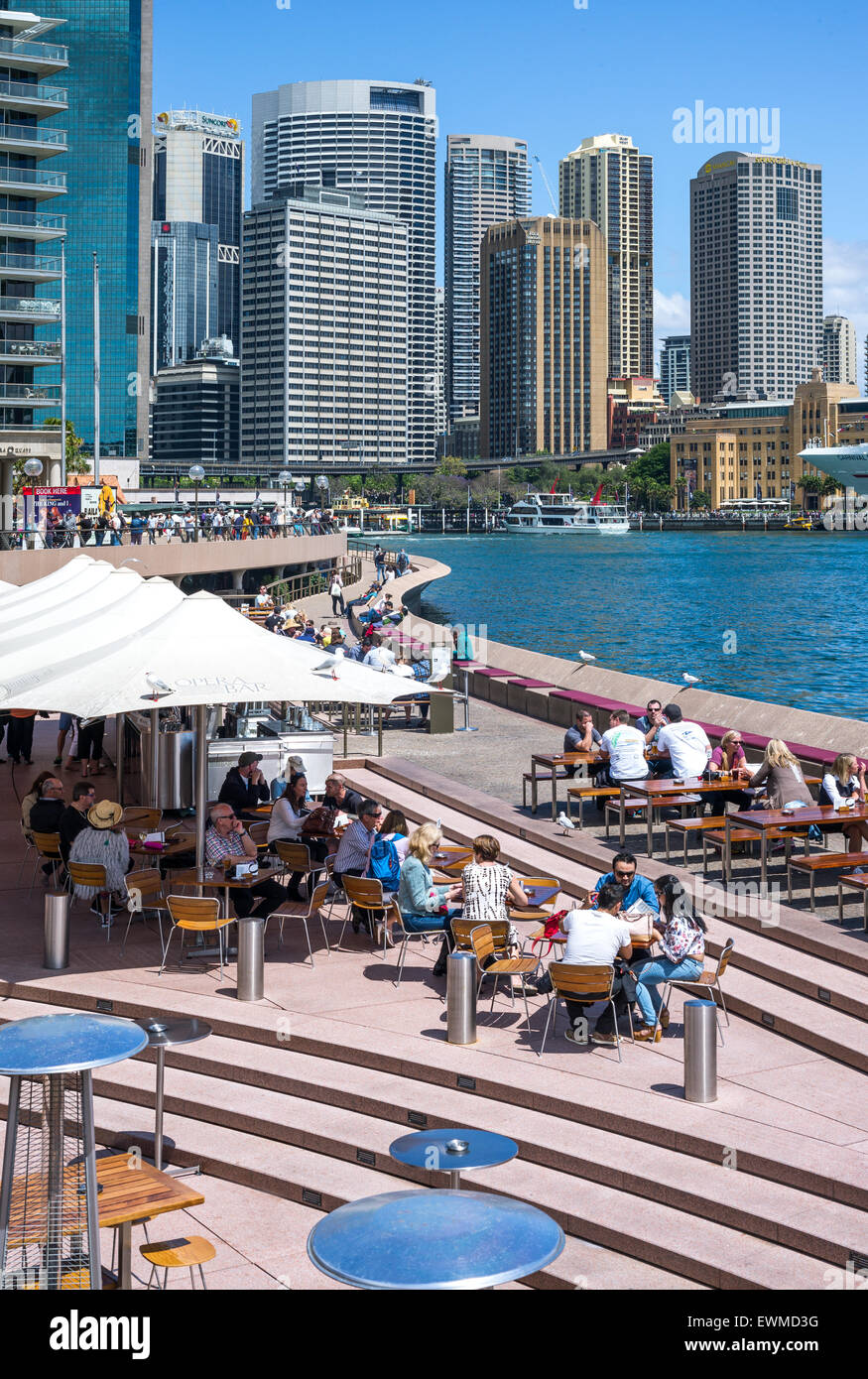 Australia, Sydney, persone all'aria aperta ristoranti sul lungomare vicino al molo della stazione Foto Stock