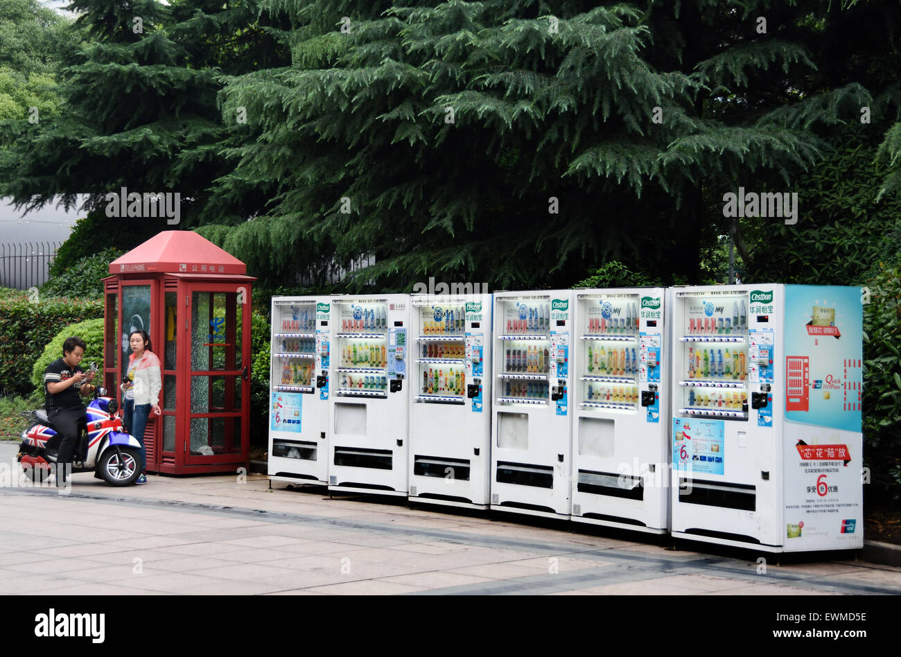 Distributore automatico di persone il parco di Cina Shanghai bere Cina Foto Stock