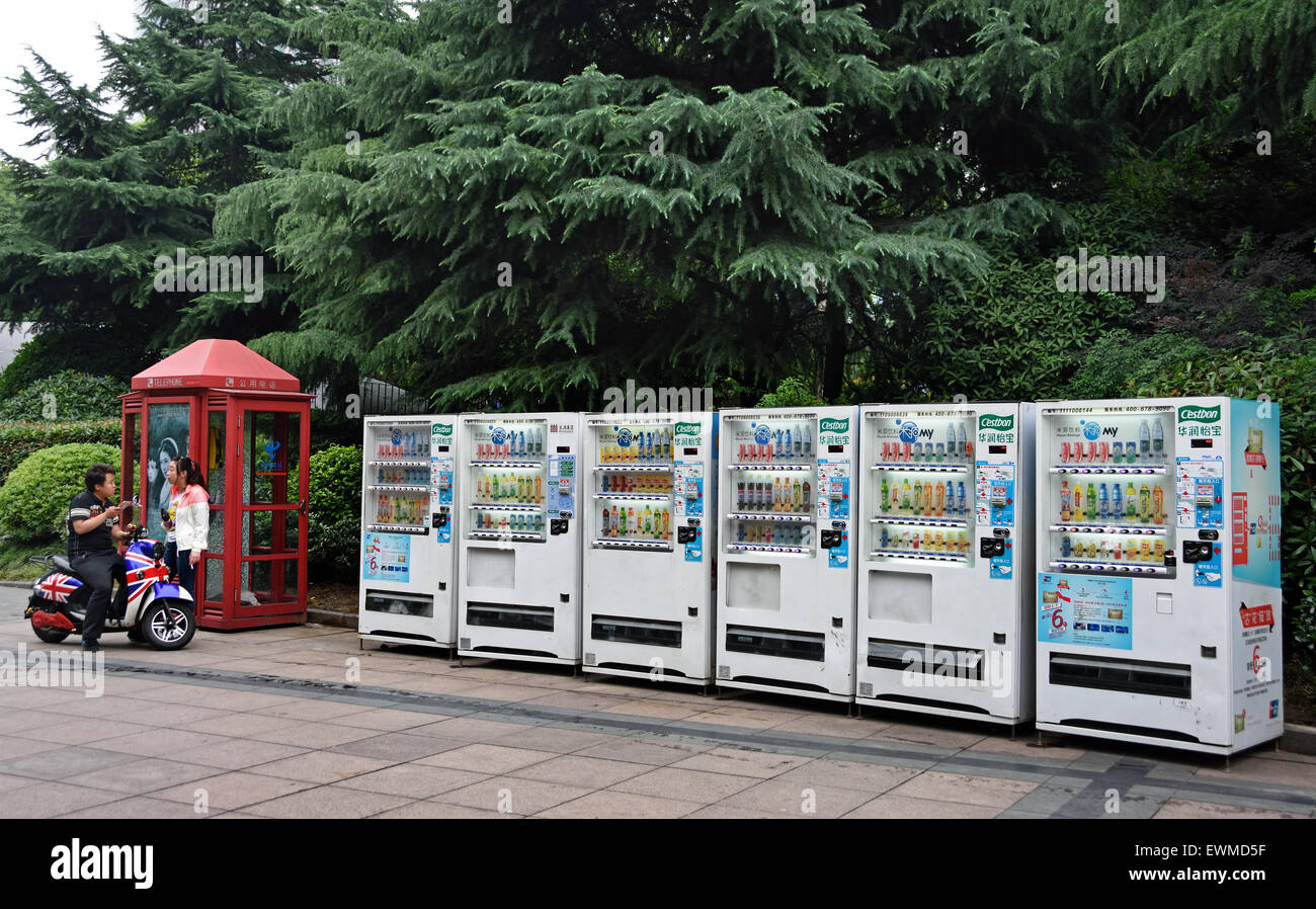 Distributore automatico di persone il parco di Cina Shanghai bere Cina Foto Stock