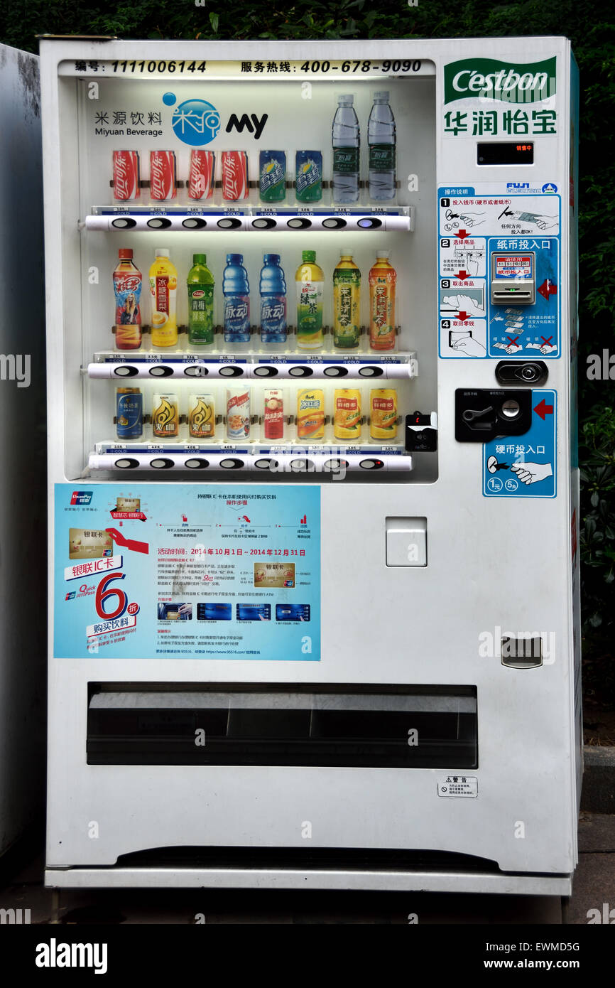 Distributore automatico di persone il parco di Cina Shanghai bere Cina Foto Stock