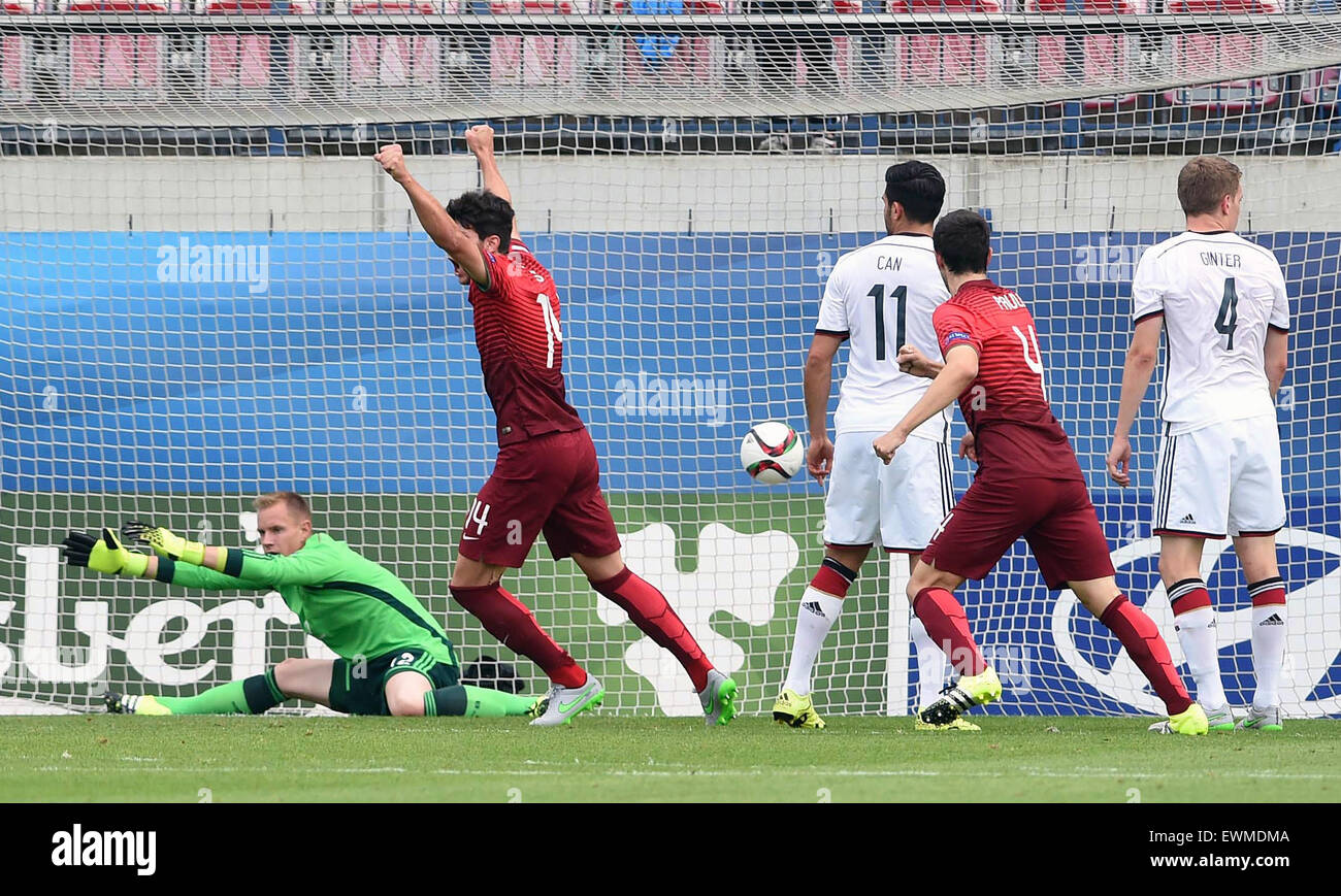 A sinistra si trova la Germania portiere Marc-andré ter Stegen durante il Portogallo il primo punteggio in Germania all'euro U21 campionato di calcio semifinale partita Portogallo vs Germania a Olomouc, Repubblica ceca, 27 giugno 2015. (CTK foto/Ludek Perina) Foto Stock