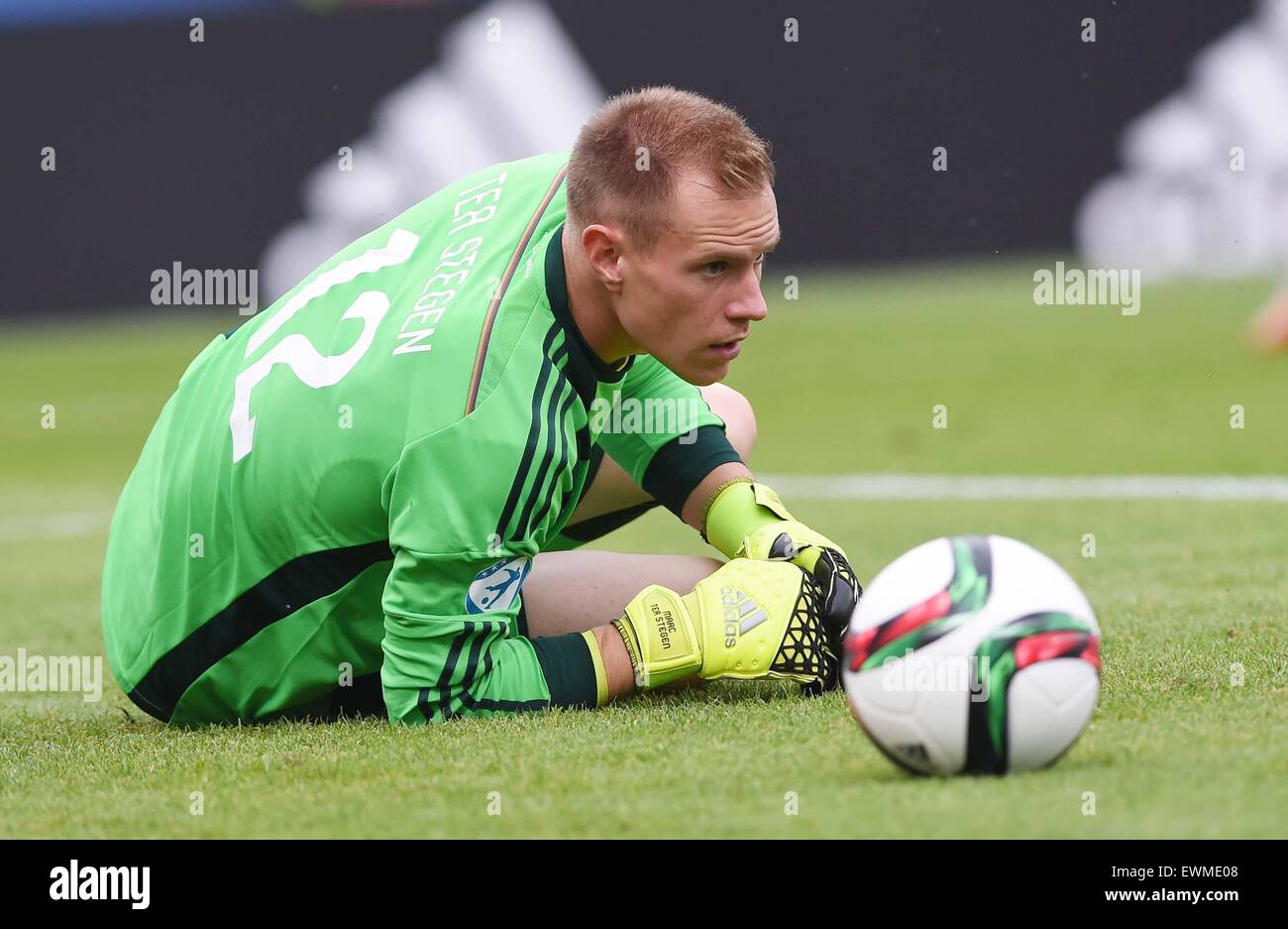 Il portiere Marc-andré ter Stegen della Germania si trova accanto alla sfera durante l'Euro U21 campionato di calcio semifinale partita Portogallo vs Germania a Olomouc, Repubblica ceca, 27 giugno 2015. (CTK foto/Ludek Perina) Foto Stock