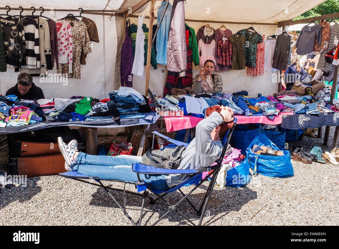 Di seconda mano vestiti si spegne al Domenica Mauerpark mercato delle pulci a Mauerpark Prenzlauer Berg Berlin Germania Foto Stock
