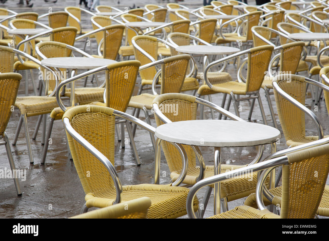 Cafe i tavoli e le sedie in San Marcos - Piazza San Marco Venezia Italia Foto Stock