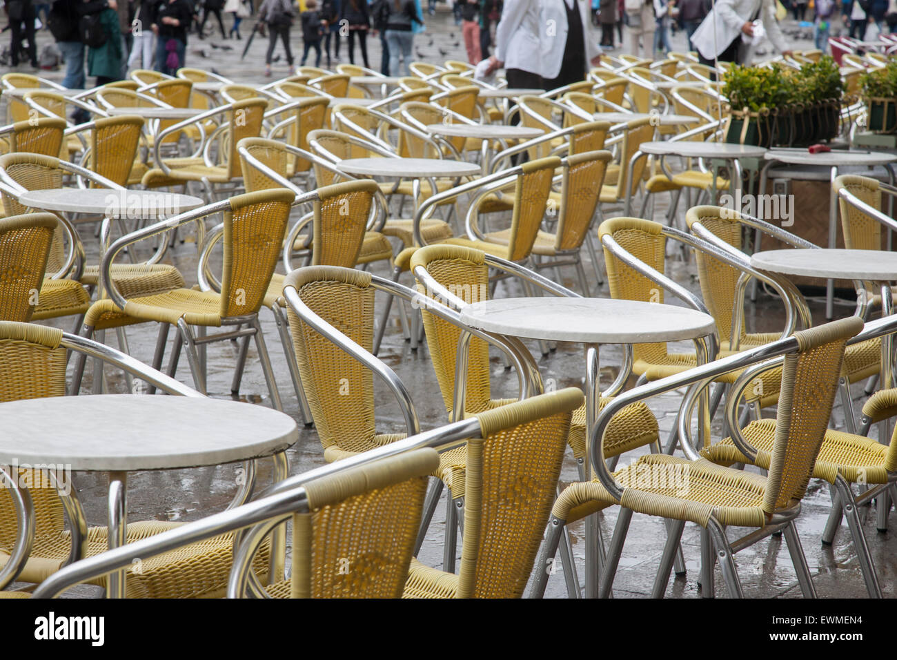 Cafe i tavoli e le sedie in San Marcos - Piazza San Marco Venezia Italia Foto Stock