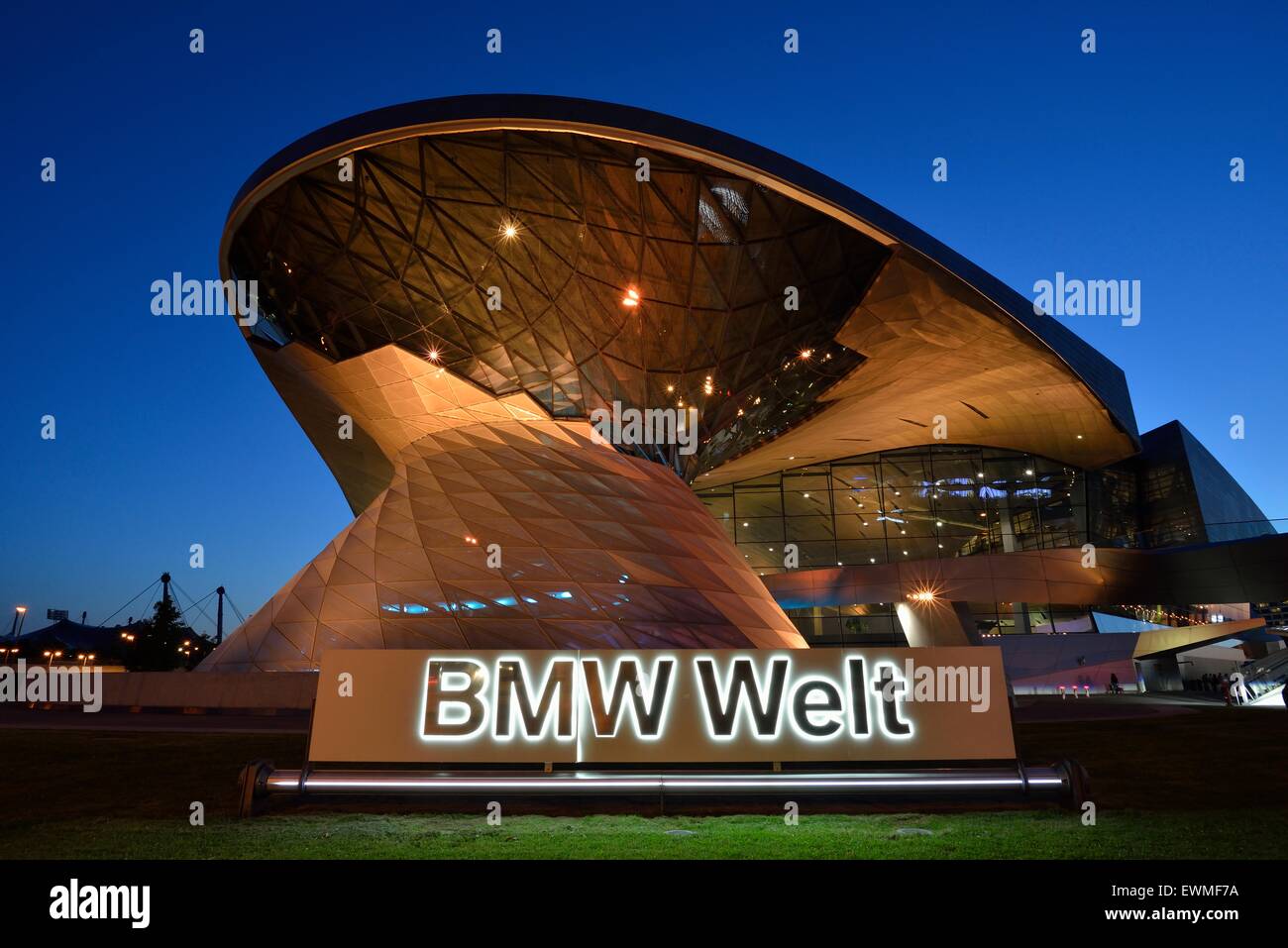 BMW World nella luce della sera, Monaco di Baviera, Germania Foto Stock