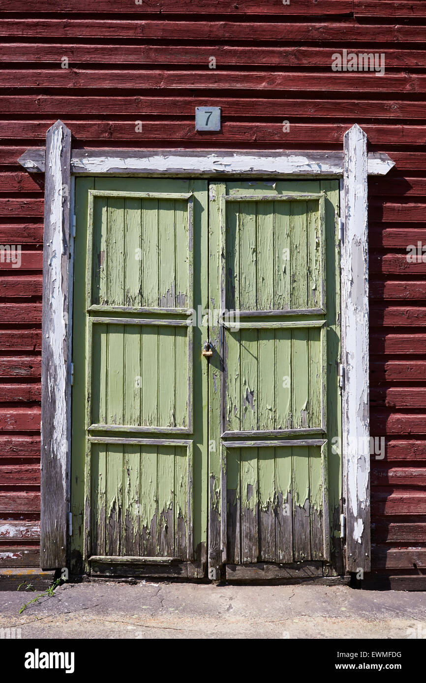 Porta bloccata del vecchio capannone per il rimessaggio Foto Stock