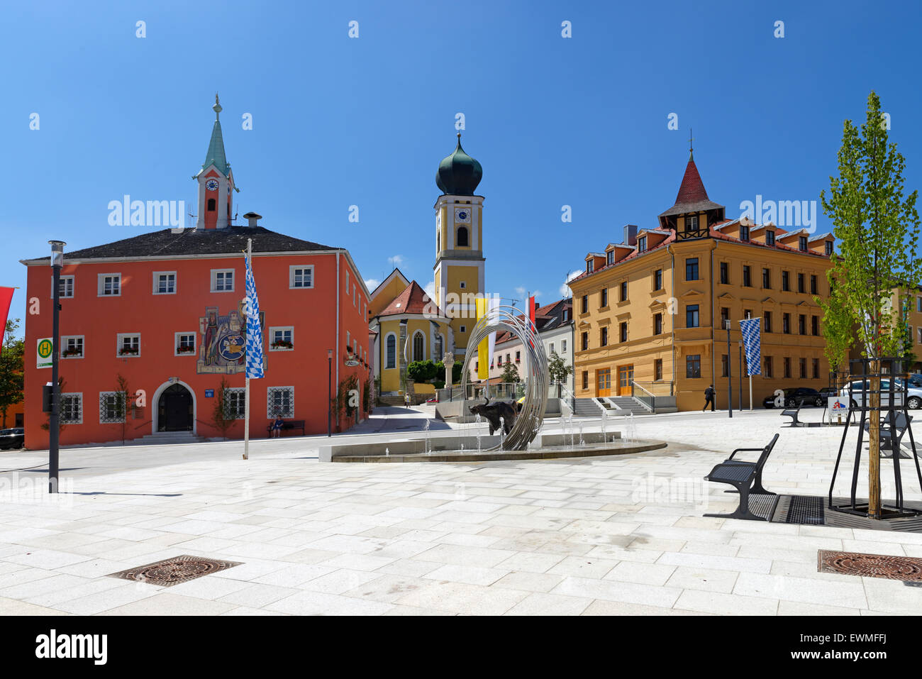 Il municipio e la chiesa parrocchiale di San Giovanni, piazza cittadina, Hemau, Alto Palatinato, Baviera, Germania Foto Stock