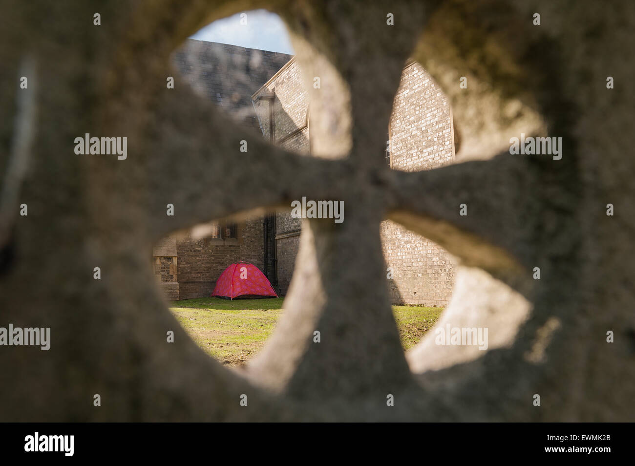 Senzatetto no dove vivere in modo mettere in su in tenda rossa nel sagrato atto di carità aiutando lasciato solo nella città di Chelmsford Foto Stock