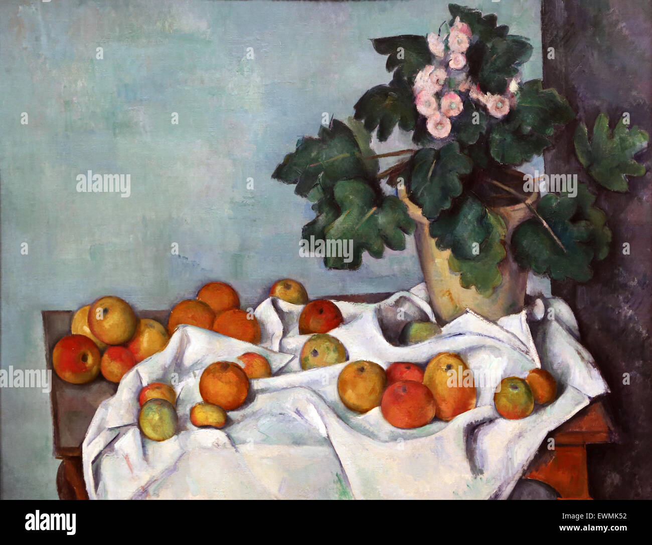 Paul Cezanne (1839-1906). Pittore Francese. Natura morta con mele e un vasetto di primule, 1890. Olio su tela. Metropolitan Muse Foto Stock