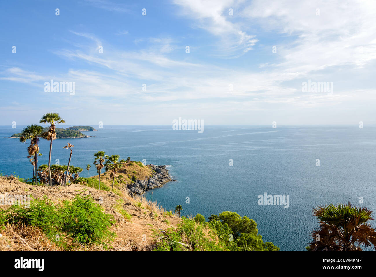 Alta Vista angolo splendido paesaggio dell'isola e sul Mare delle Andamane dal Porto di Laem Phromthep Cape punto panoramico è a famose attrazioni Foto Stock