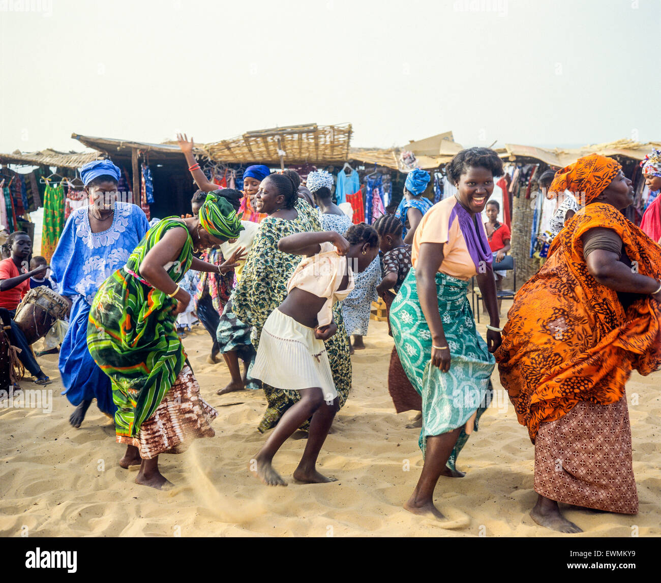 Donne gambiana dancing, Kotu beach, Gambia, Africa occidentale Foto Stock