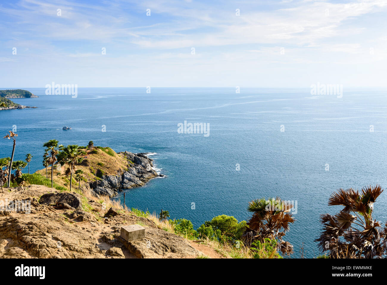 Alta Vista angolo splendido paesaggio dell'isola e sul Mare delle Andamane dal Porto di Laem Phromthep Cape punto panoramico è a famose attrazioni Foto Stock
