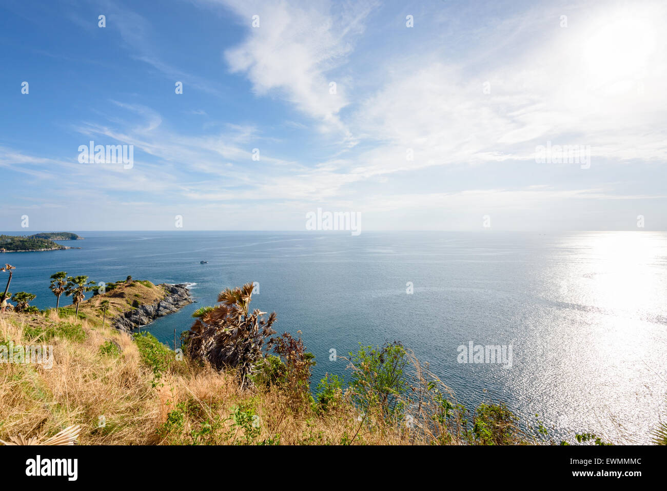 Alta Vista angolo splendido paesaggio dell'isola e sul Mare delle Andamane dal Porto di Laem Phromthep Cape punto panoramico è a famose attrazioni Foto Stock