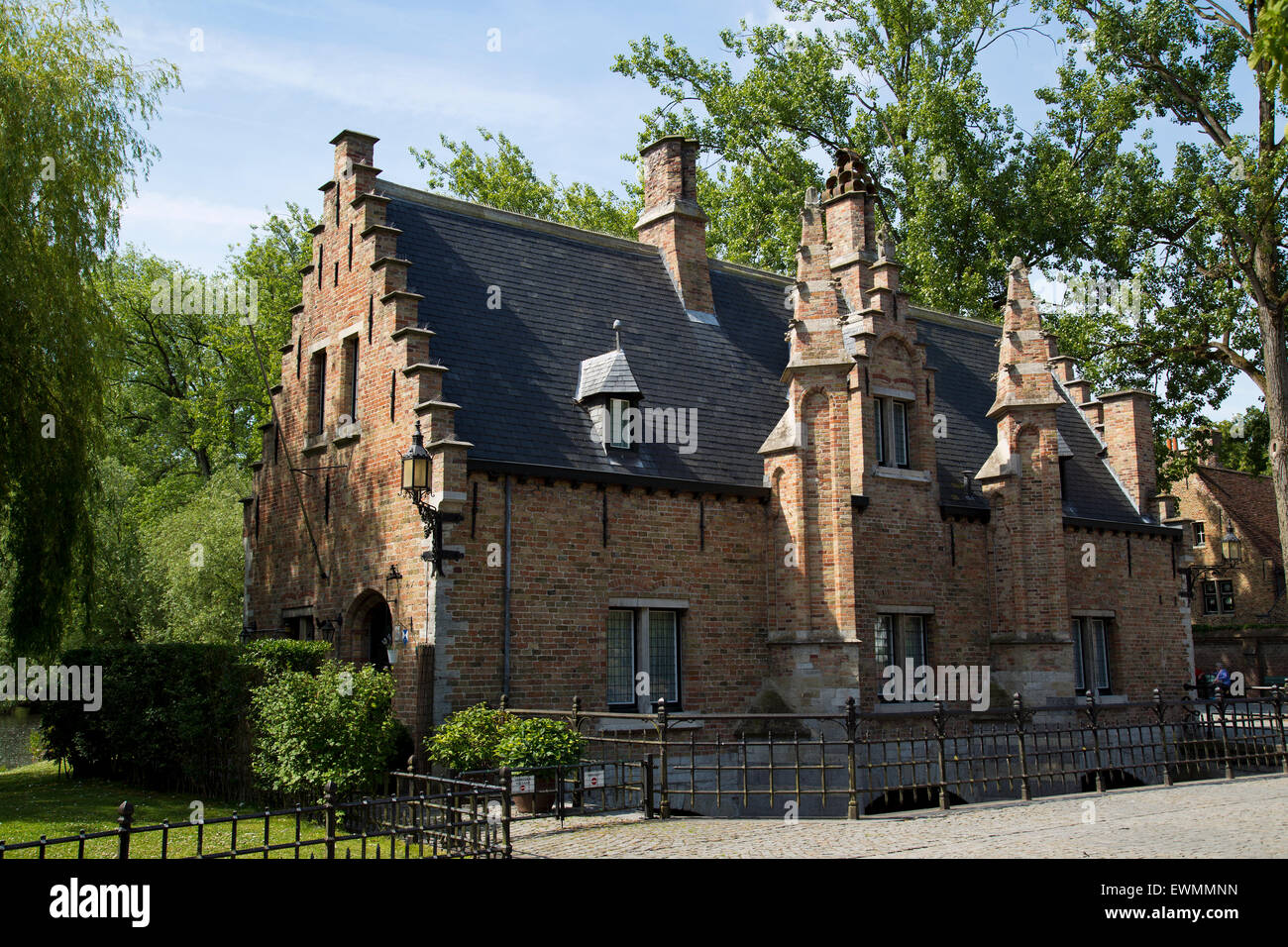 Edificio storico dal lago Minnewater in Bruges Belgio Foto Stock