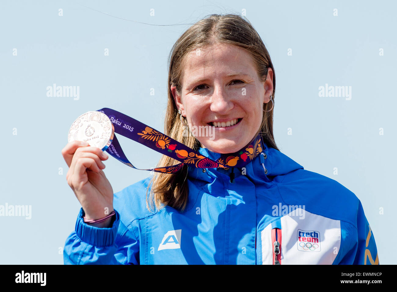 Aneta Hladikova della Repubblica ceca pone per la fotografia con la medaglia di bronzo da donna ciclismo BMX a Baku 2015 1° Giochi Europei a Baku, in Azerbaijan, 28 giugno 2015. (CTK foto/David Tanecek) Foto Stock