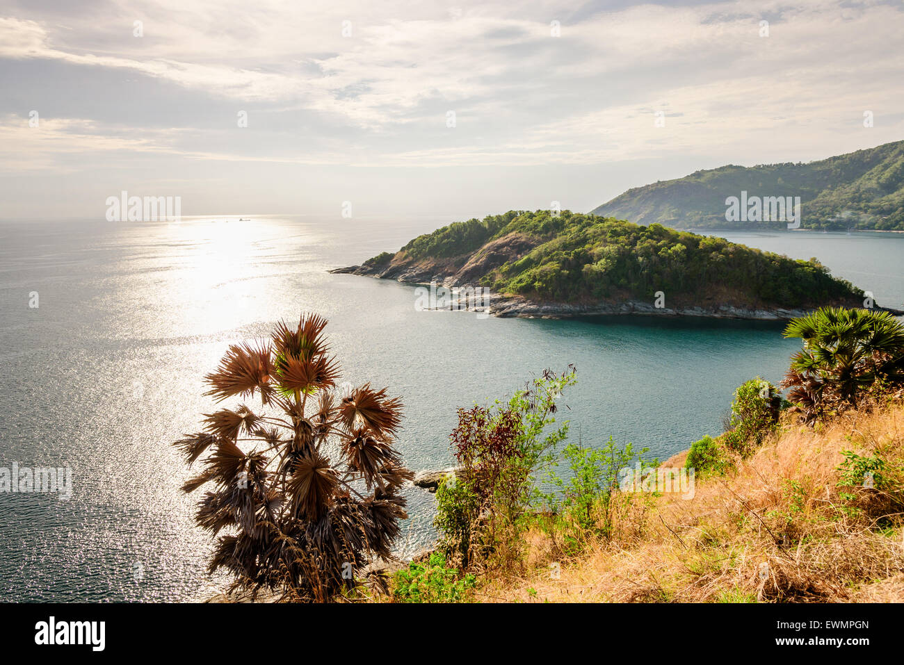 Alta Vista angolo splendido paesaggio dell'isola e sul Mare delle Andamane da al Porto di Laem Phromthep Cape scenic point è un famoso attractio Foto Stock
