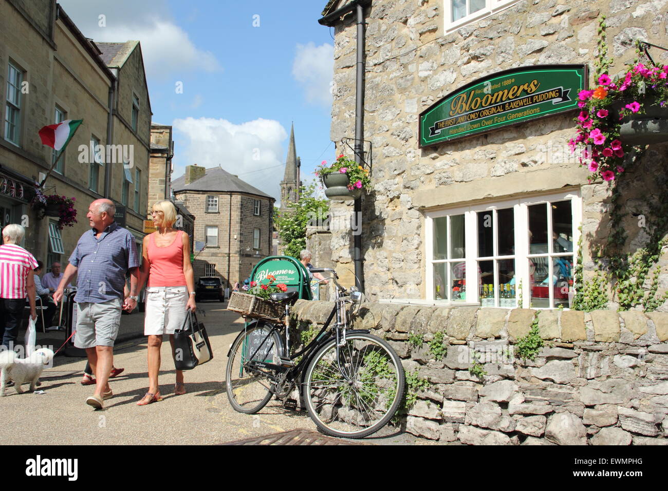 La gente a piedi attraverso una bella strada di Bakewell, Peak District, DERBYSHIRE REGNO UNITO - estate (giugno) Foto Stock